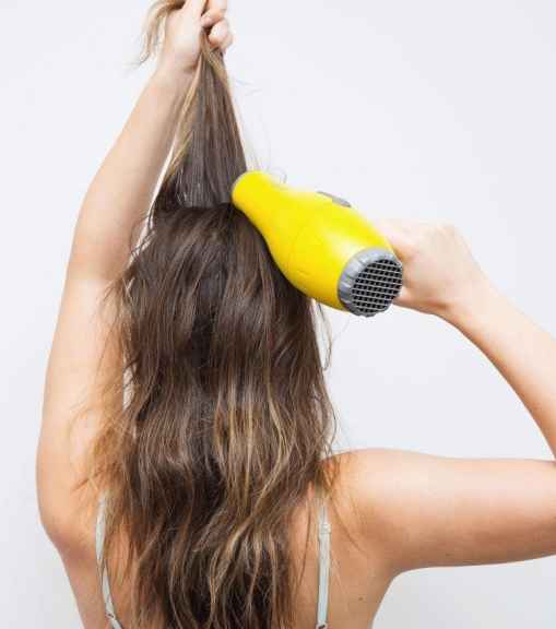 Не расчесывайте волосы во время сушки