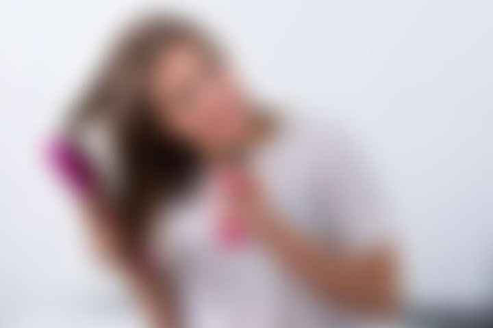 Темноволосая девушка носит кондиционер или теплозащитный экран на волосах