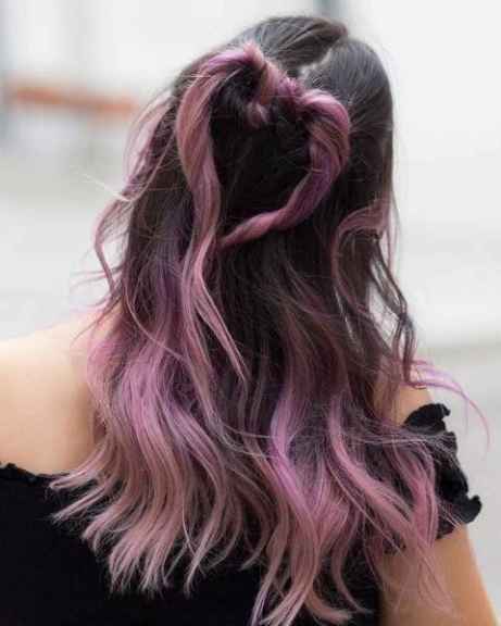 розовые пряди на темных волосах