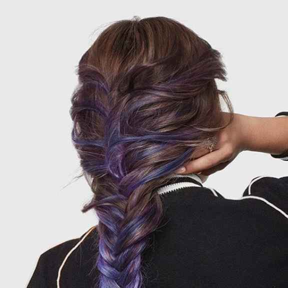 фиолетовые пряди на каштановых волосах