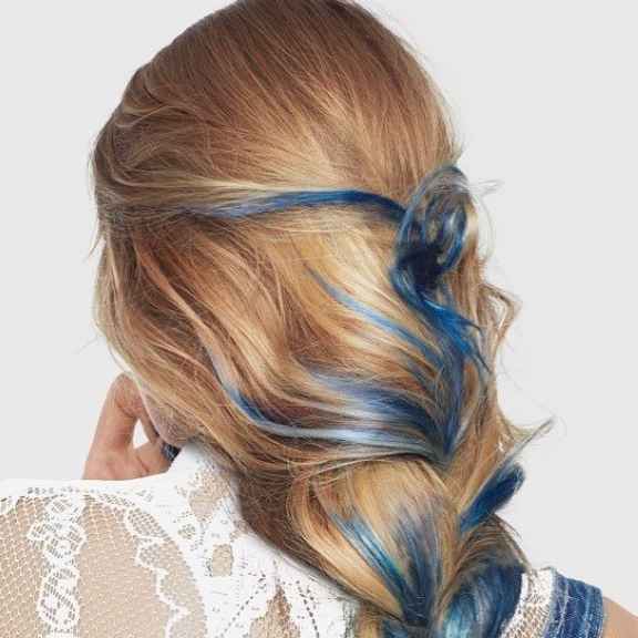 пряди синих волос
