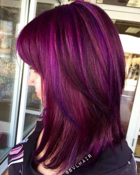 градуированный каскад для тонких волос с фиолетово-розовым цветом