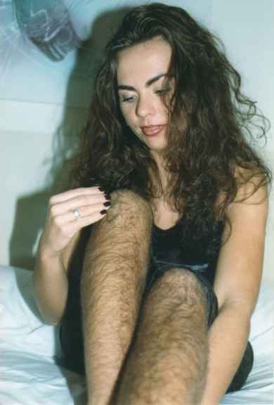 брюнетка с волосатыми ногами