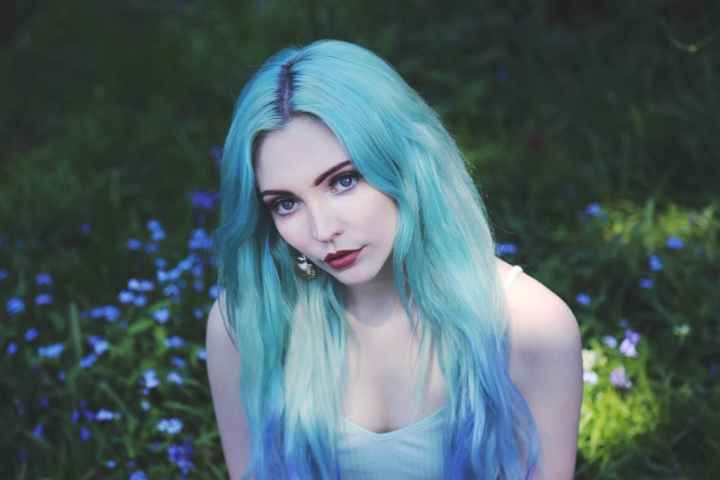 синие и белые волосы