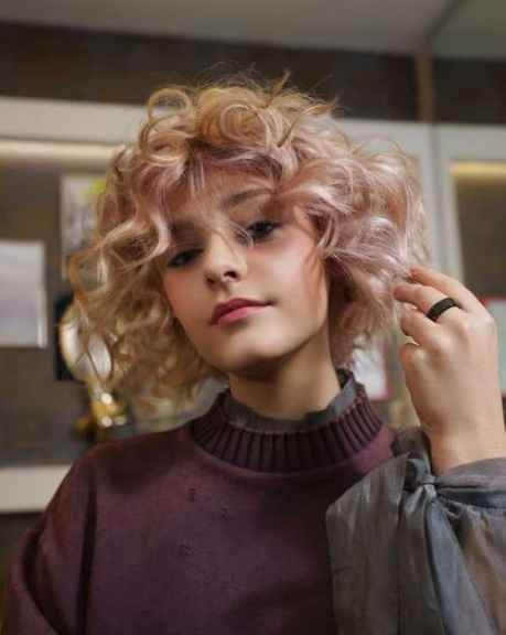 Модные стрижки 2021 на вьющиеся волосы: новости, тенденции, фото