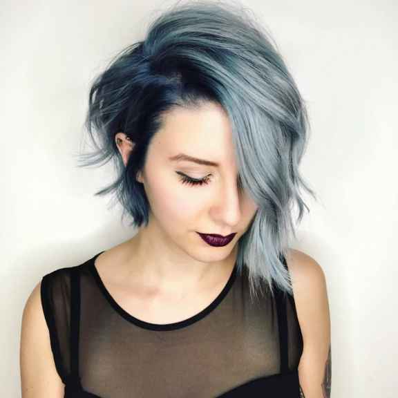 стильная синяя асимметричная стрижка на средние волосы